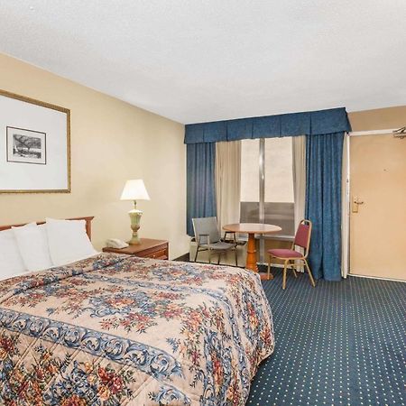 Knights Inn Overland Park Mission 외부 사진